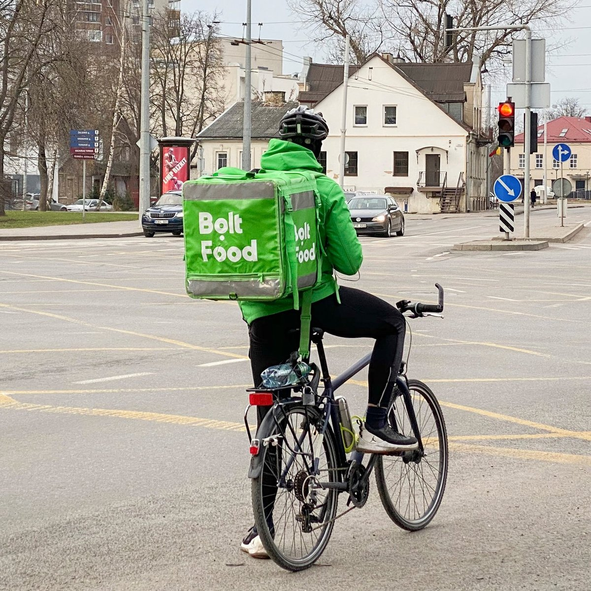 Кур’єр Bolt Food на велосипеді