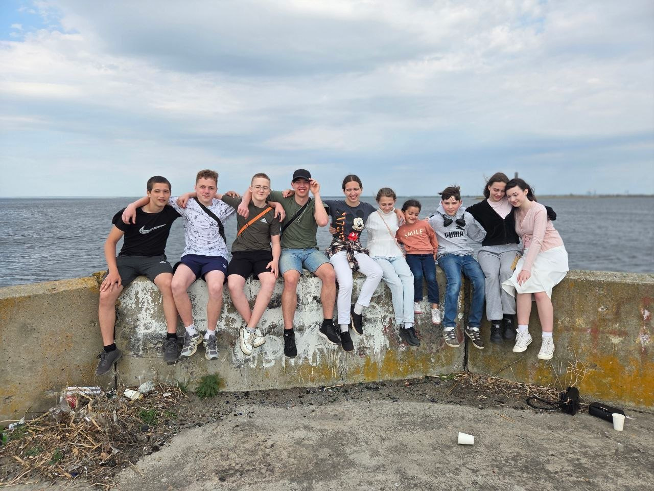 Спільне фото молоді біля моря